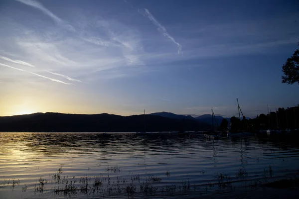 Ηλιοβασίλεμα Πάνω Από Λίμνη Βόρεια Της Ιταλίας — Φωτογραφία Αρχείου