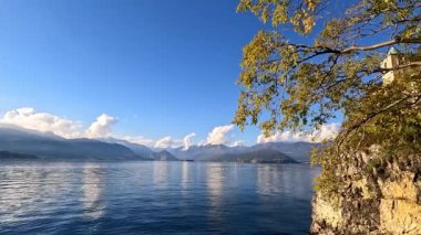 Maggiore Gölü ve Alpler 'in manzarası