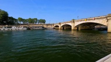 Paris 'te Seine nehri boyunca bir tekne.
