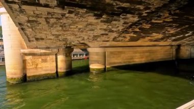 Paris 'te Seine nehri boyunca bir tekne.