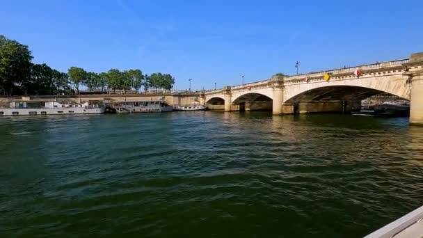 巴黎塞纳河沿岸的小船 — 图库视频影像