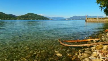Maggiore Gölü ve yaz günlerinde dağlar