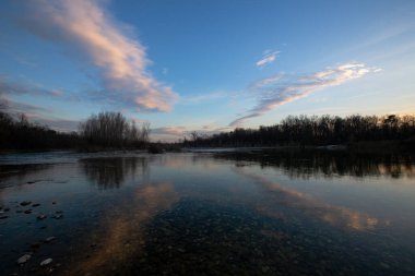 Bulutlu nehir manzarası