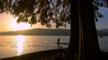 Maggiore Gölü 'nde gün batımı.