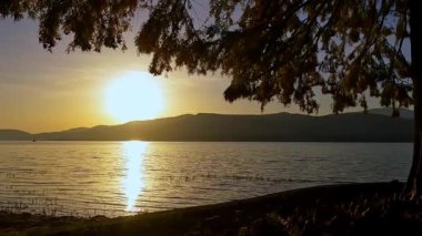 Maggiore Gölü 'nde gün batımı, Lombardiya kıyısı