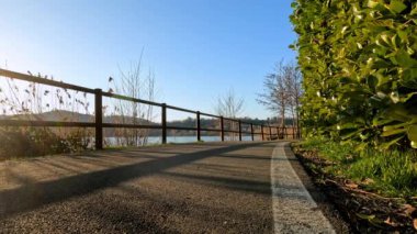 Comabbio Gölü boyunca bisiklet yolu