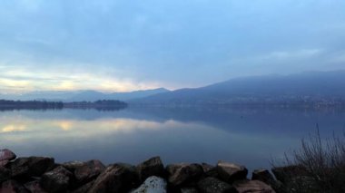 Varese gölü panoraması İHA 'dan görüldü.