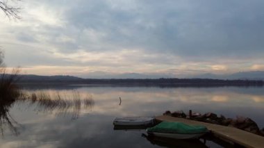 Maggiore Gölü panoraması küçük limandan