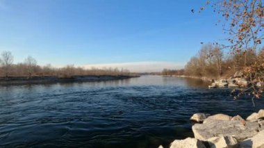 Ticino Parkı 'nın nehri ve kollarıyla panoraması.