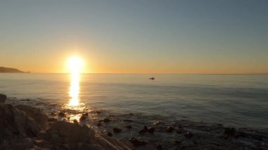 Şafakta Ligurian Denizi 'nde balıkçı teknesi