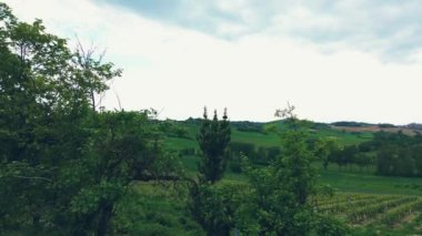 Asti kırsalında insansız hava aracı ile panoramik görünüm