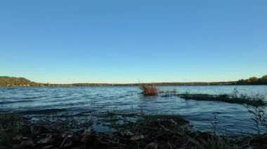 Pov bir yaz günü gölün kenarında