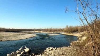 Ticino nehri doğal parkta kıvrılıyor.