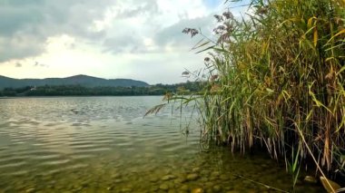 Sahilden Corgeno gölünün panoramik görüntüsü