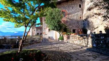 Santa Caterina del Sasso inzivasından Maggiore Gölü 'nün panoramik manzarası