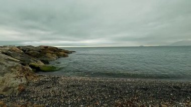 Ligurian Denizi kıyısında bulutlu bir günde kumsal