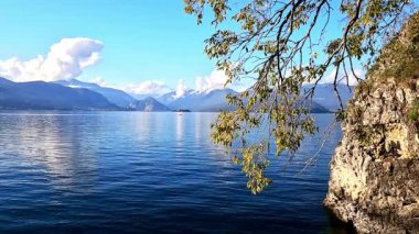 Santa Caterina 'daki Verbano Gölü' nün yaz manzarası