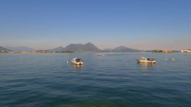 Baveno şehrinden Maggiore Gölü manzarası