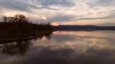Varese Gölü 'nde gün batımı İHA' dan görüldü