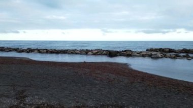 Ligurian Denizi 'ndeki kumsal İHA' dan görünüyor.