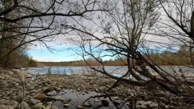 Ticino nehrinin bir kış günü manzarası