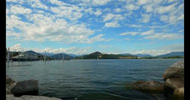 Arona 'daki Maggiore Gölü' ndeki tekne iskelesi.