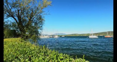 Bir yaz günü Maggiore Gölü 'ndeki Arona limanına bir göz atmak.