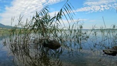 Varese Gölü kıyılarında dinlenmek için kumsal
