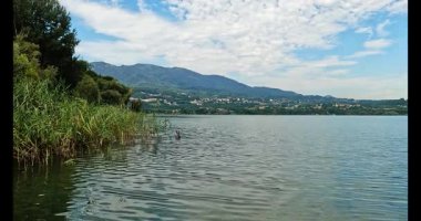 Varese Gölü sahilden görünüyor.