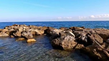 Liguria sahilindeki kayalıklarda dalgalar