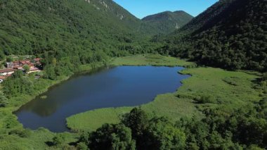 Varese Alplerinde küçük bir göl manzarası