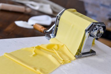 İtalyan makarnası, geleneksel makarna makineleriyle ev yapımı.