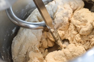 İtalyan pizzası ve ekmek hamuru sarmal profesyonel yoğurucu makinesine karıştırılmış.