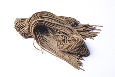 Kepekli kepekli kepekli kepekli buğday taze makarna eli. Kahverengi unlu ev yapımı.