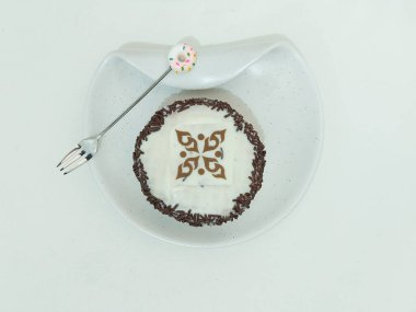 Çikolata ve beyaz çikolatalı donutlar. Beyaz bir tabakta servis edildi. izole edilmiş arkaplan