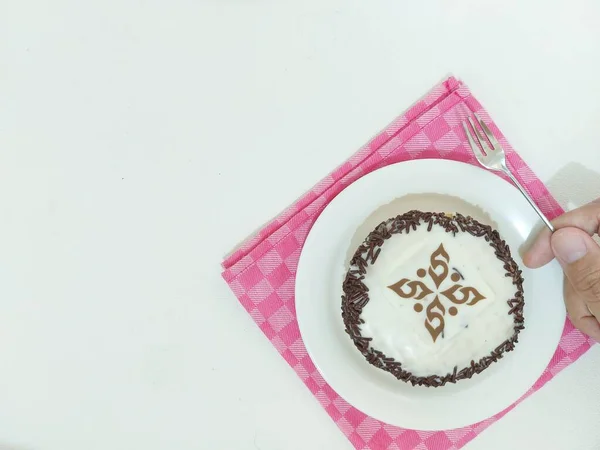 Пончики Красивими Прикрасами Шоколаду Білого Шоколаду Подається Білій Тарілці Ізольований — стокове фото