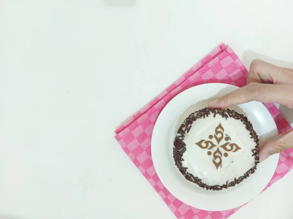 Ντόνατς Όμορφες Διακοσμήσεις Σοκολάτας Και Λευκής Σοκολάτας Σερβίρεται Λευκό Πιάτο — Φωτογραφία Αρχείου