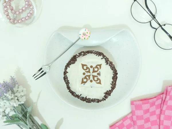 초콜릿 화이트 초콜릿으로 아름다운 장식을 도넛이죠 접시에 담았다 흰색으로 구별되는 — 스톡 사진