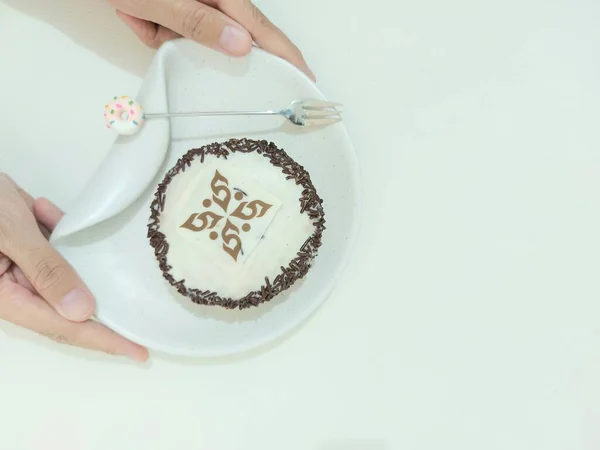 Пончики Красивыми Украшениями Шоколада Белого Шоколада Подается Белой Тарелке Изолированный — стоковое фото