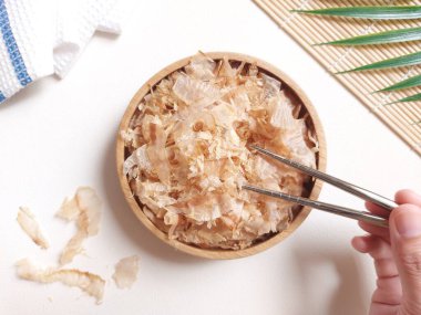 Katsuobushi. Skipjack ton balığından yapılan korunmuş yiyecek. Et suyu için odun talaşı gibi tıraşlanmış. Japon mutfağının temeli, tatlandırıcı olarak yemeğin üzerine serpiştirilmiş. Pirinçli meze gibi yenir.