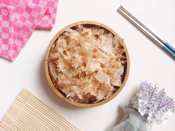 Katsuobushi 它是用鲱鱼制成的腌制食物 像刨花一样为肉汤刮得光光 日本烹饪的基础 作为调味品洒在食物之上 作为配饭的配菜吃的 免版税图库图片