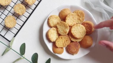 Kadın eli simit ya da Roti Bagelen alır. Margarin ya da tereyağlı ekmekten yapılır, sonra da pişirilerek kurutulur. Purworejo 'dan otantik aperatif, merkez java, Endonezya
