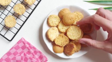 Kadın eli simit ya da Roti Bagelen alır. Margarin ya da tereyağlı ekmekten yapılır, sonra da pişirilerek kurutulur. Purworejo 'dan otantik aperatif, merkez java, Endonezya