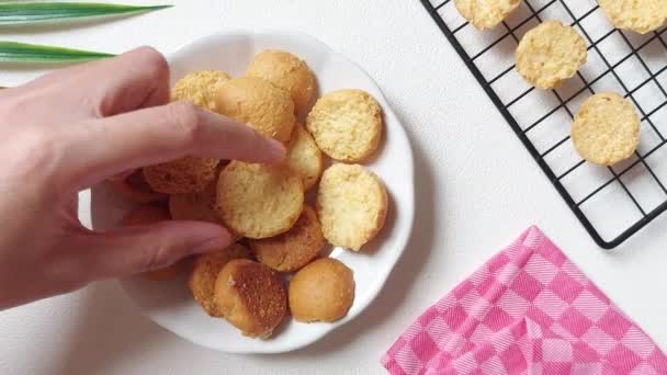Ženská Ruka Vezme Bagel Nebo Roti Bagelen Vyrobeno Sladkého Chleba — Stock video