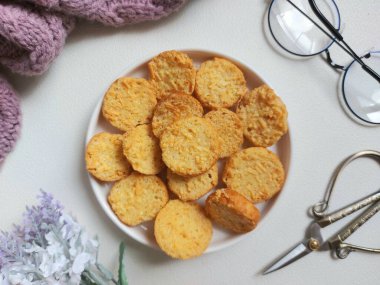 Simitler ya da Roti Bagelen. Margarin ya da tereyağlı ekmekten yapılır, sonra da pişirilerek kurutulur. Purworejo 'dan otantik aperatif, merkez java, Endonezya