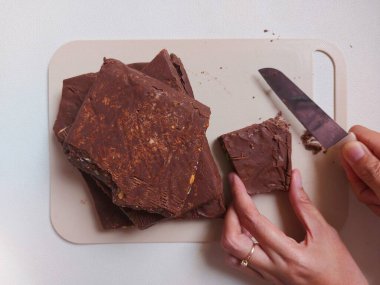 Çukulata parçaları. İzole edilmiş arkaplan beyaz