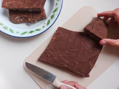 Çukulata parçaları. İzole edilmiş arkaplan beyaz