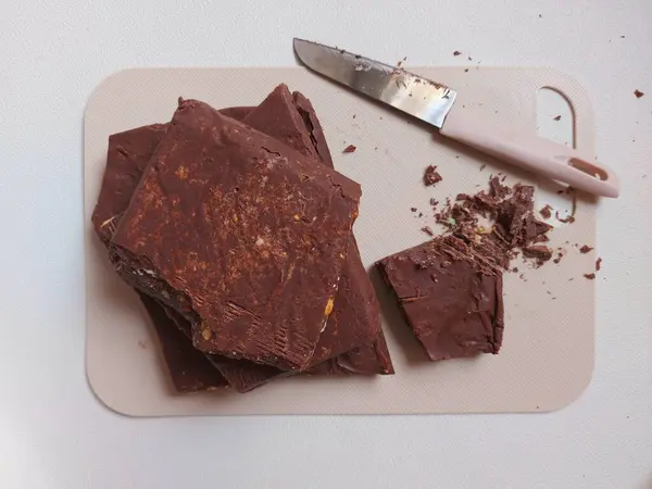 Pedaços Barra Chocolate Fundo Isolado Branco — Fotografia de Stock