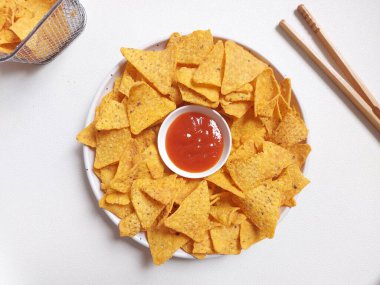 Nachos tortilla mısır cipsi. İzole edilmiş arkaplan beyaz