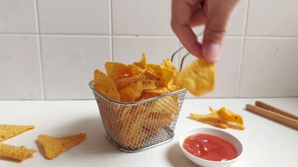 Mano Mujer Toma Chips Maíz Tortilla Nachos Plato Blanco Fondo — Vídeos de Stock